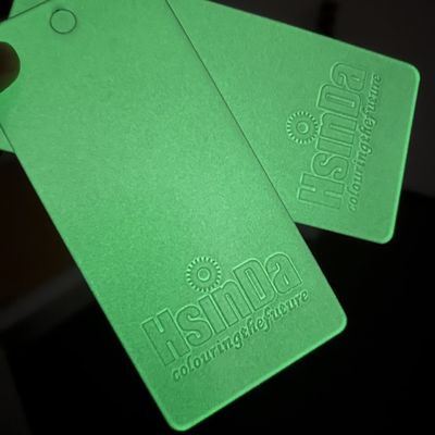 Keine Verschmutzung Chrom-Pulver, glatte Textur, glänzt im dunklen Pulvermantel.